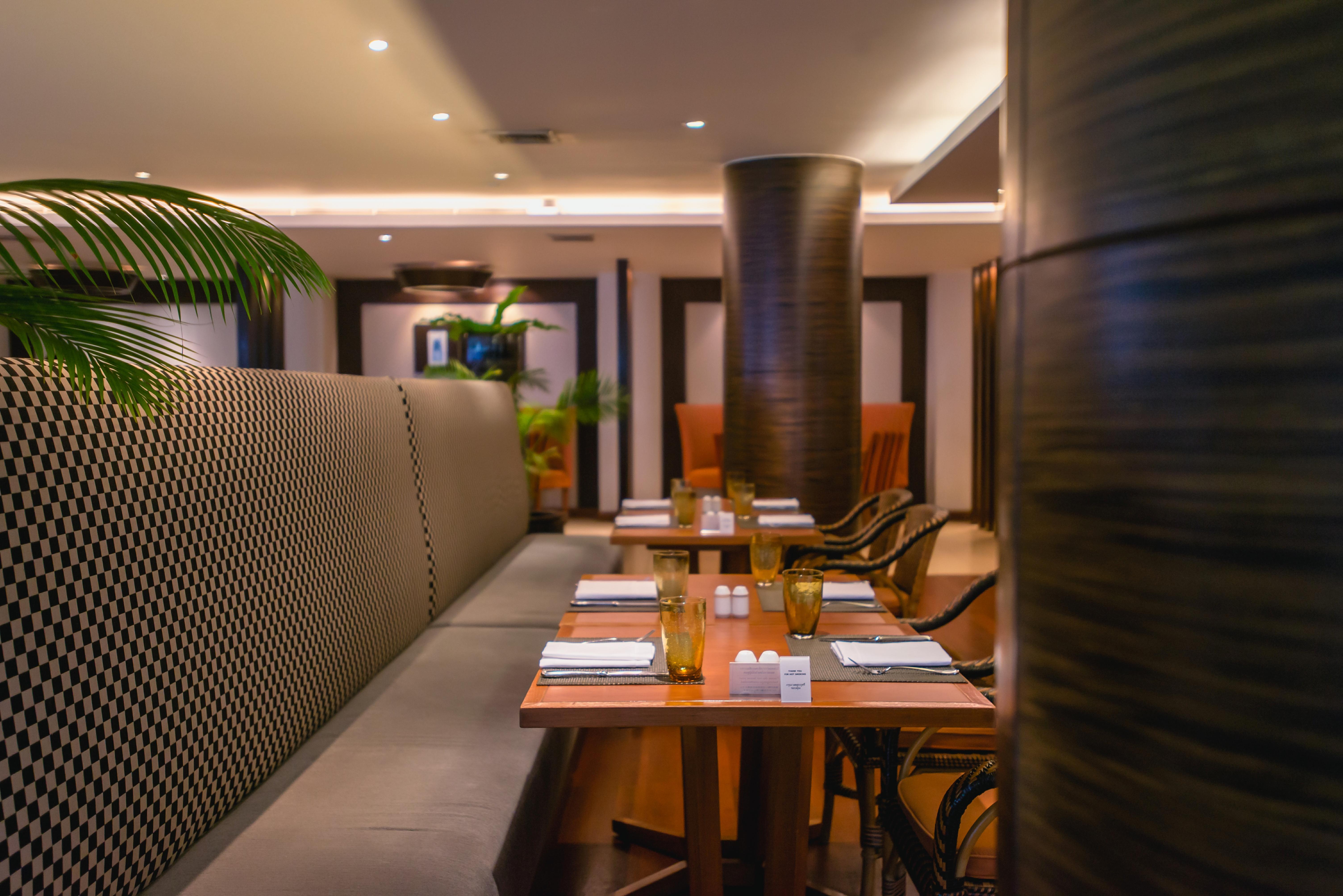 블러바드 호텔 방콕 수쿰빗 외부 사진 Interior of the restaurant