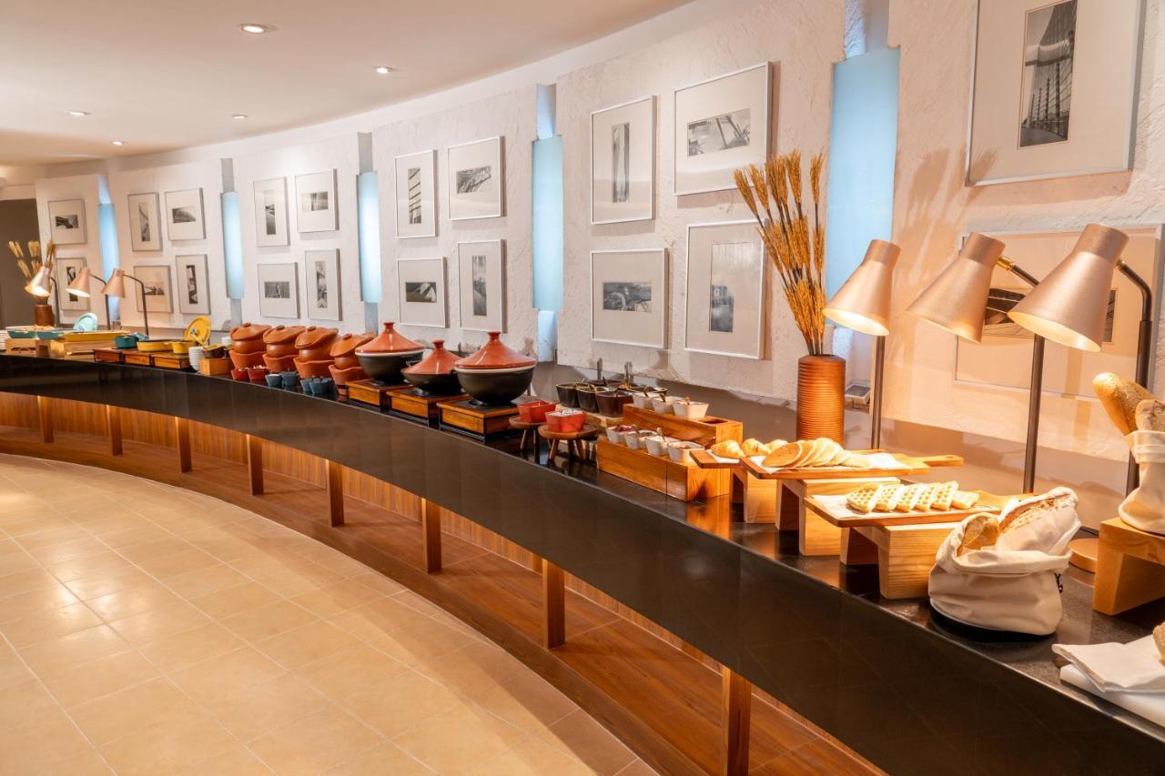 블러바드 호텔 방콕 수쿰빗 외부 사진 A buffet at a hotel