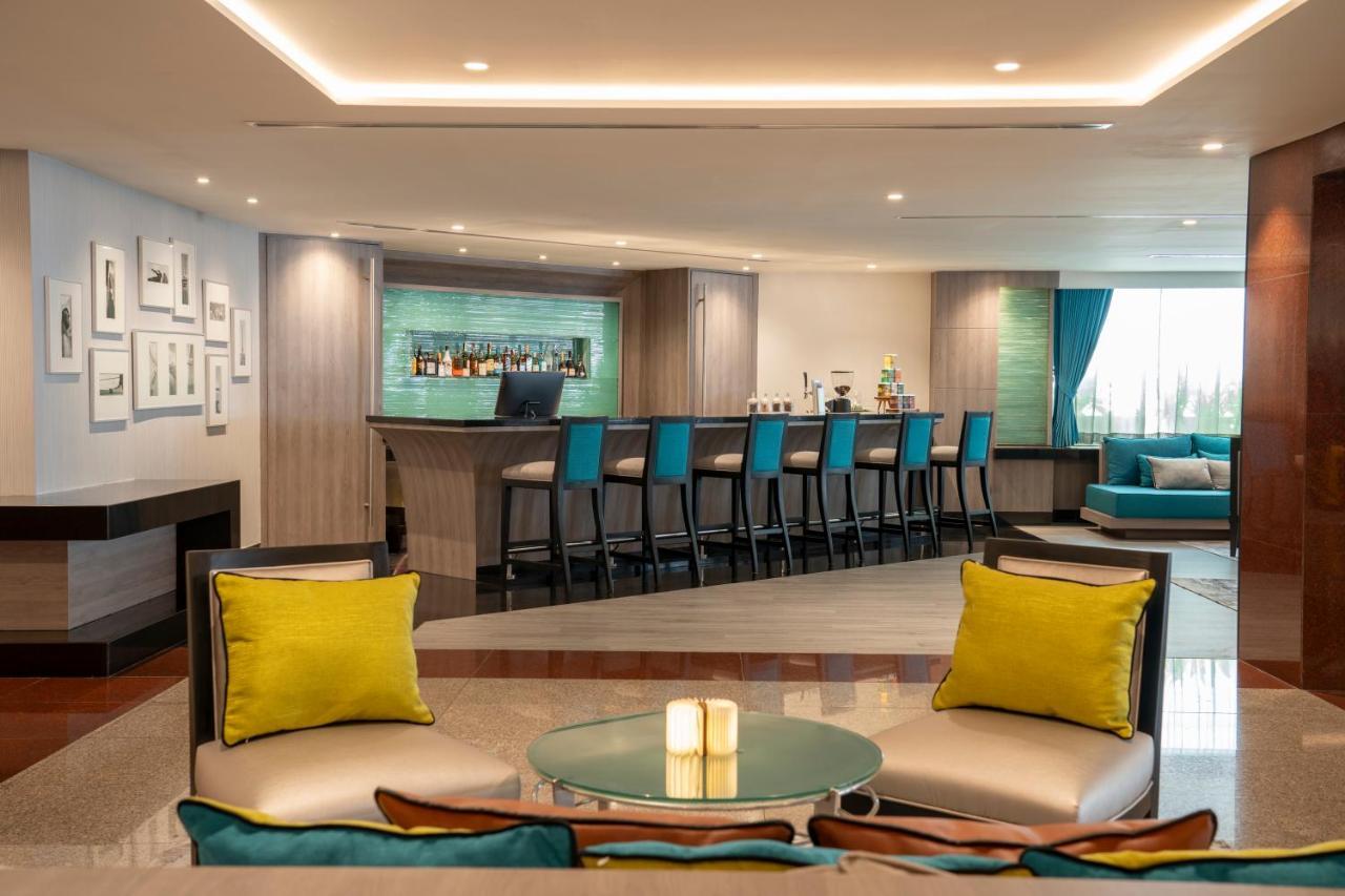 블러바드 호텔 방콕 수쿰빗 외부 사진 The bar at the hotel