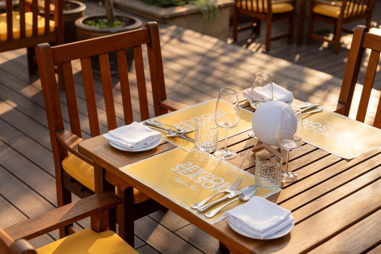 블러바드 호텔 방콕 수쿰빗 외부 사진 A table at a restaurant