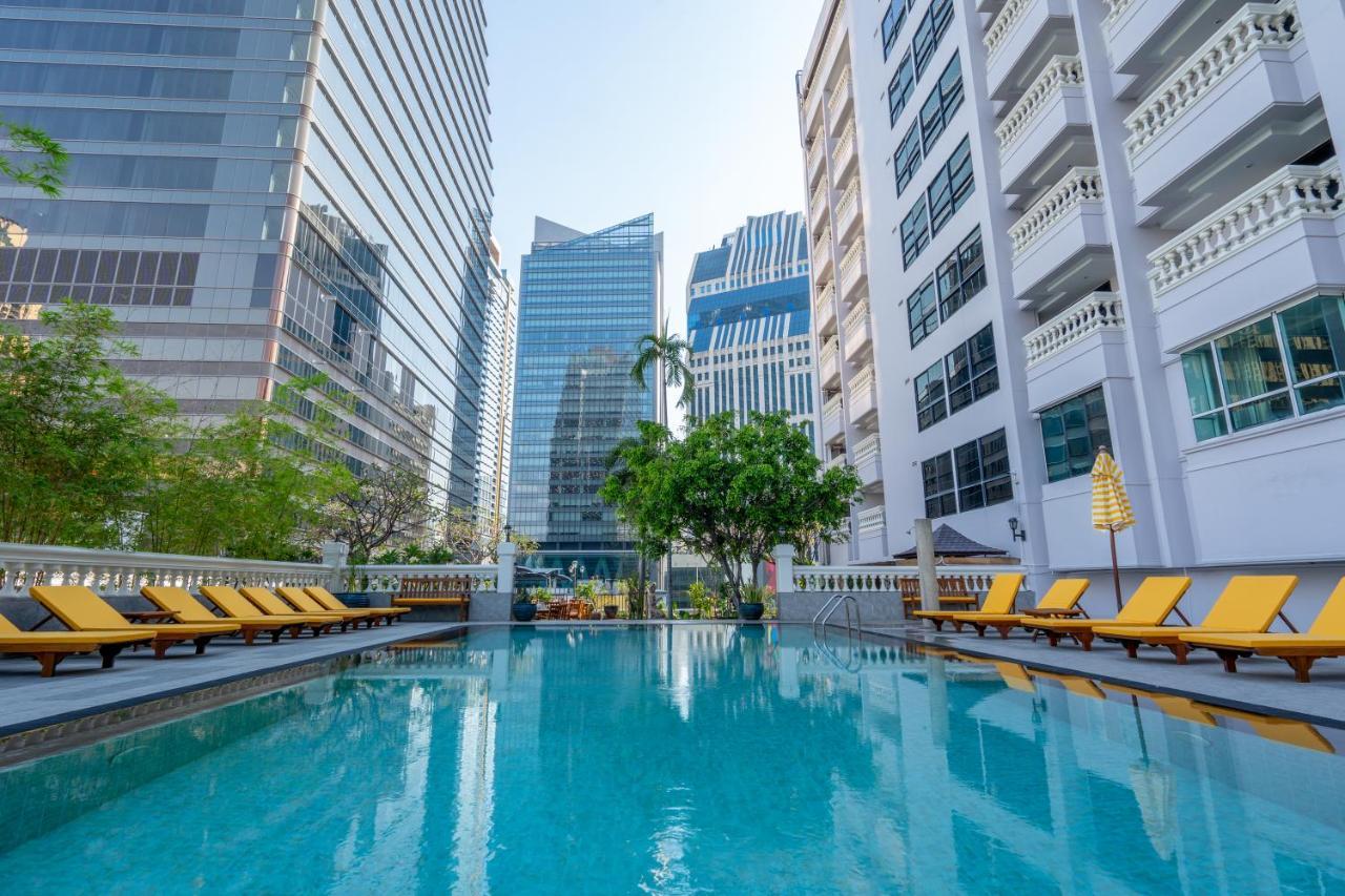 블러바드 호텔 방콕 수쿰빗 외부 사진 The swimming pool at the hotel