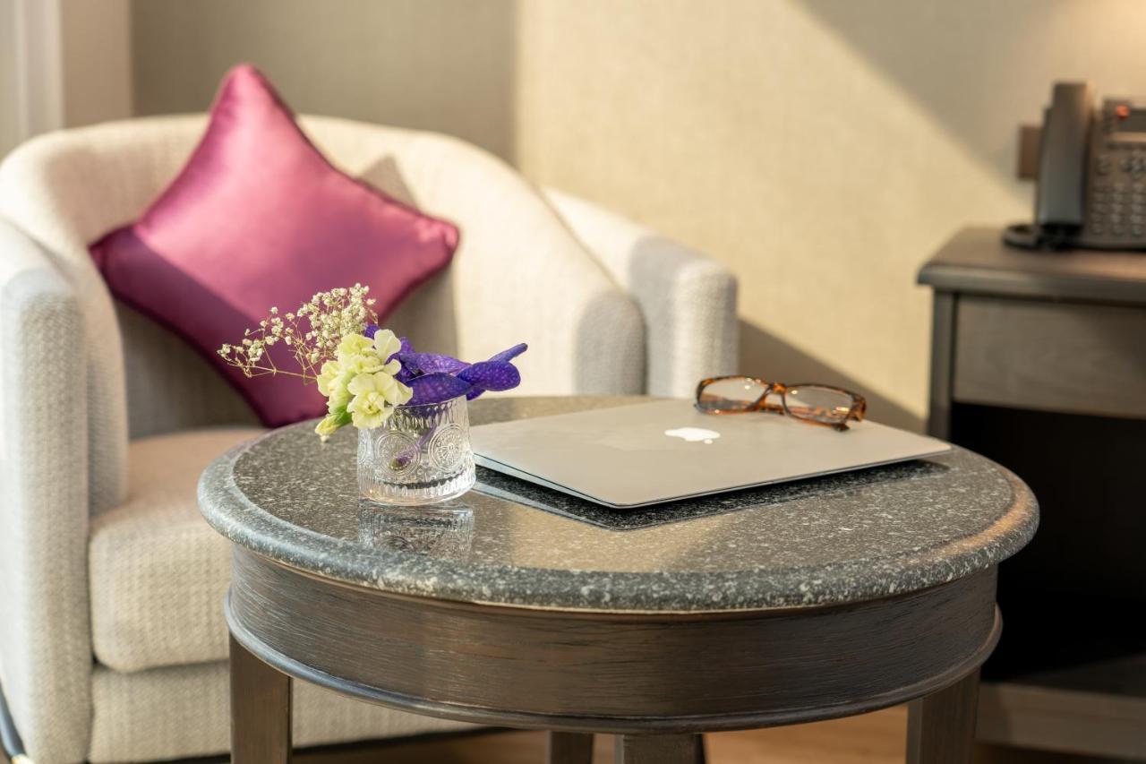 블러바드 호텔 방콕 수쿰빗 외부 사진 A table with a granite top