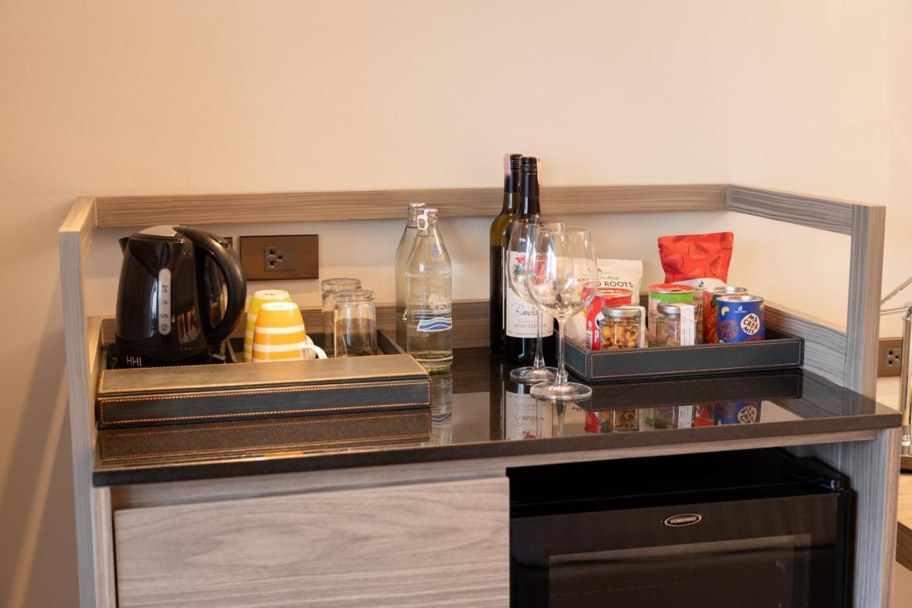 블러바드 호텔 방콕 수쿰빗 외부 사진 A wet bar in a hotel room