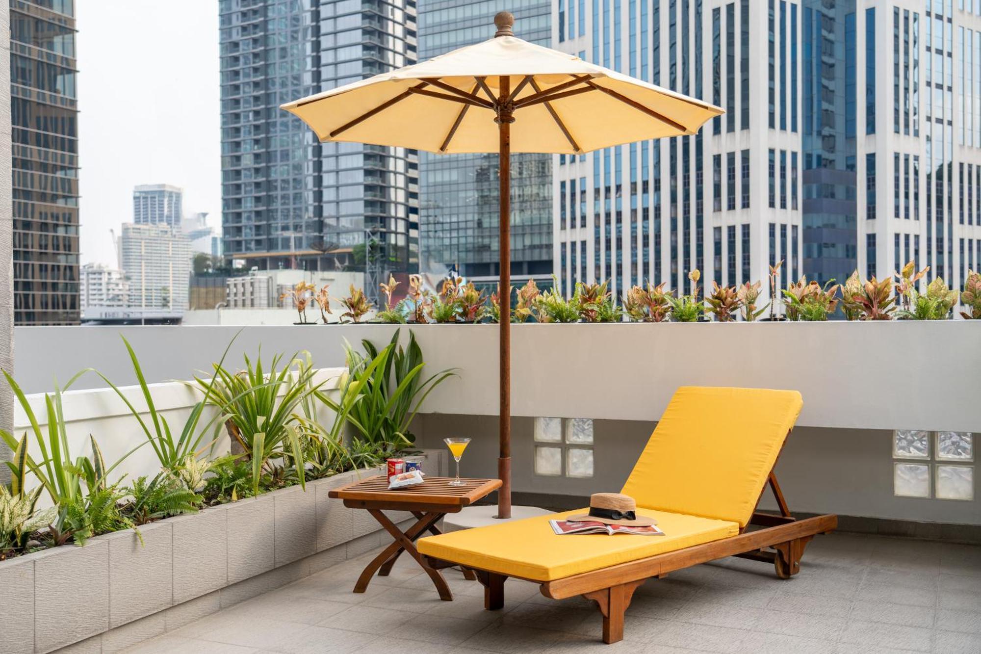 블러바드 호텔 방콕 수쿰빗 외부 사진 A patio umbrella