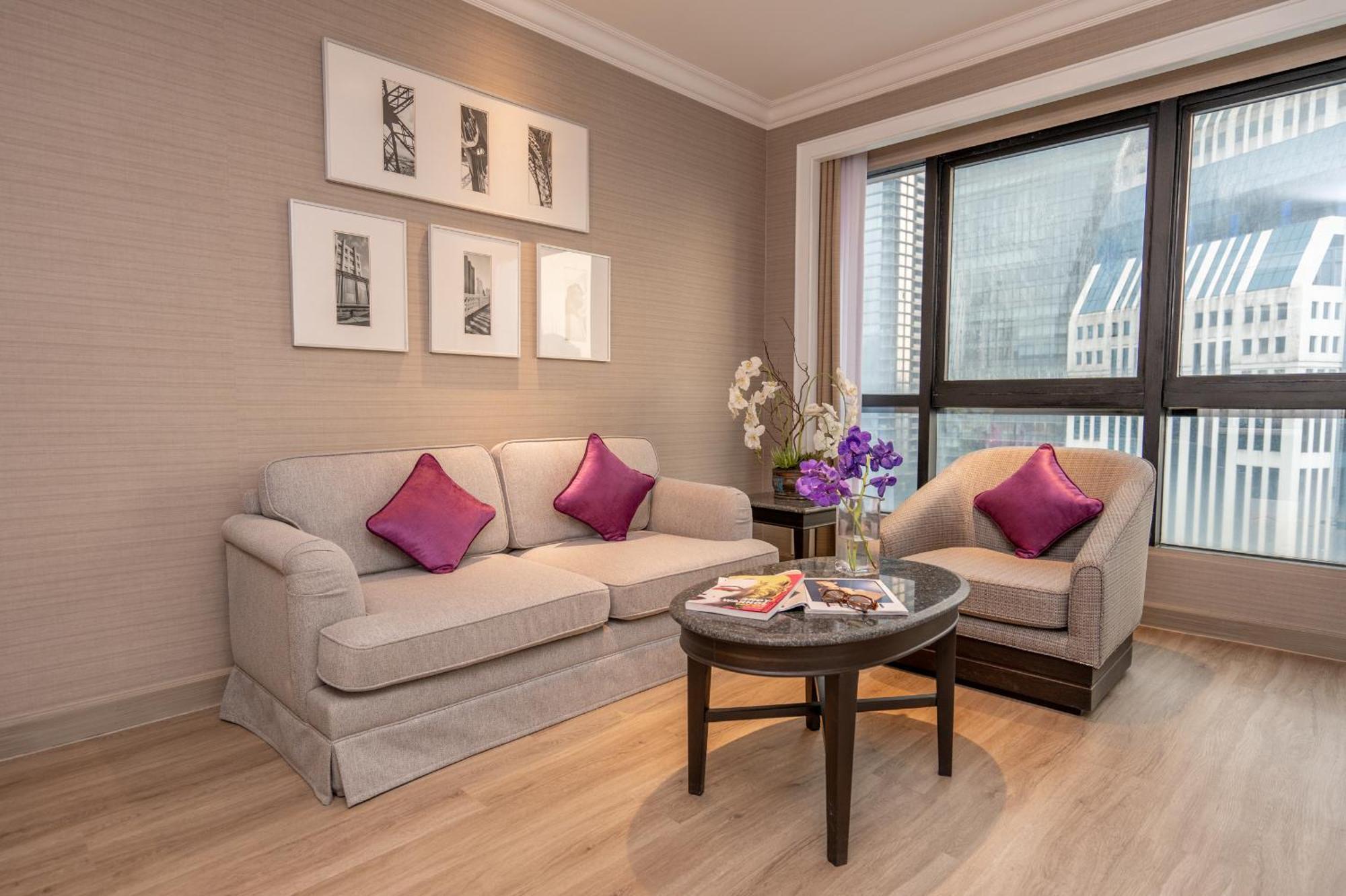 블러바드 호텔 방콕 수쿰빗 외부 사진 A living room in a hotel suite